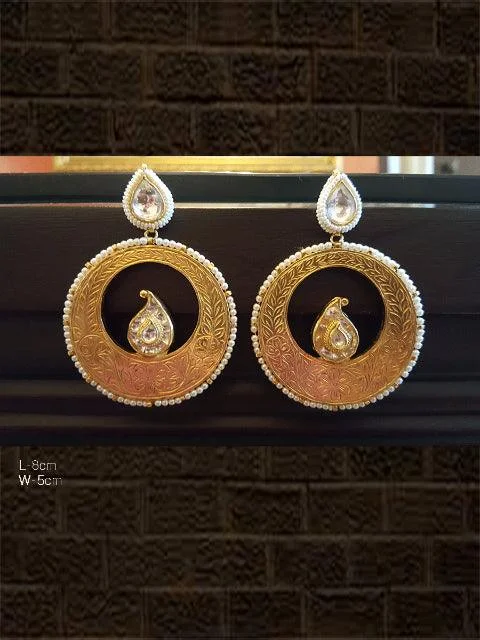 Shale fleck earrings-Light weight intricate design circular kundan earring